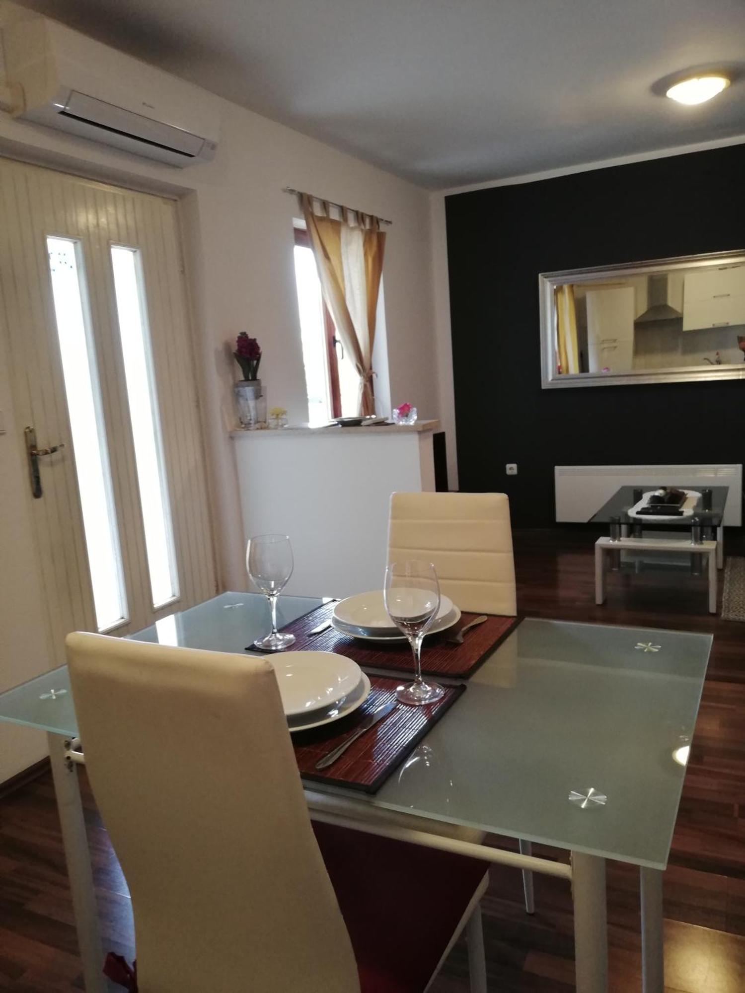 Apartments Poretti For 2,In Center Parking Free In The Yard,6 Min Beach Walk Rovinj Luaran gambar