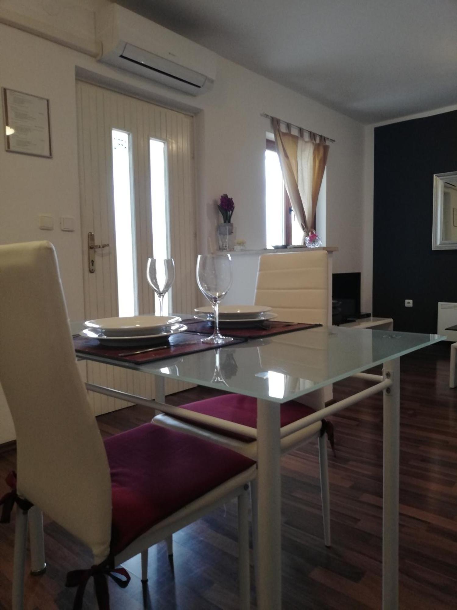 Apartments Poretti For 2,In Center Parking Free In The Yard,6 Min Beach Walk Rovinj Luaran gambar