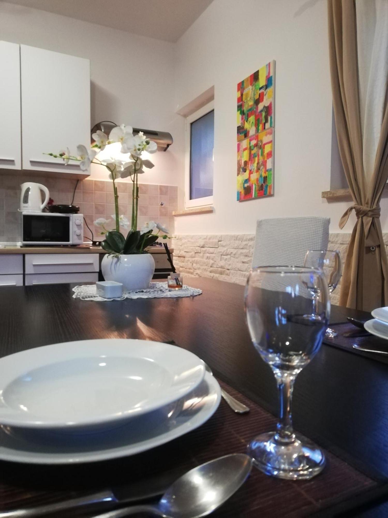 Apartments Poretti For 2,In Center Parking Free In The Yard,6 Min Beach Walk Rovinj Luaran gambar